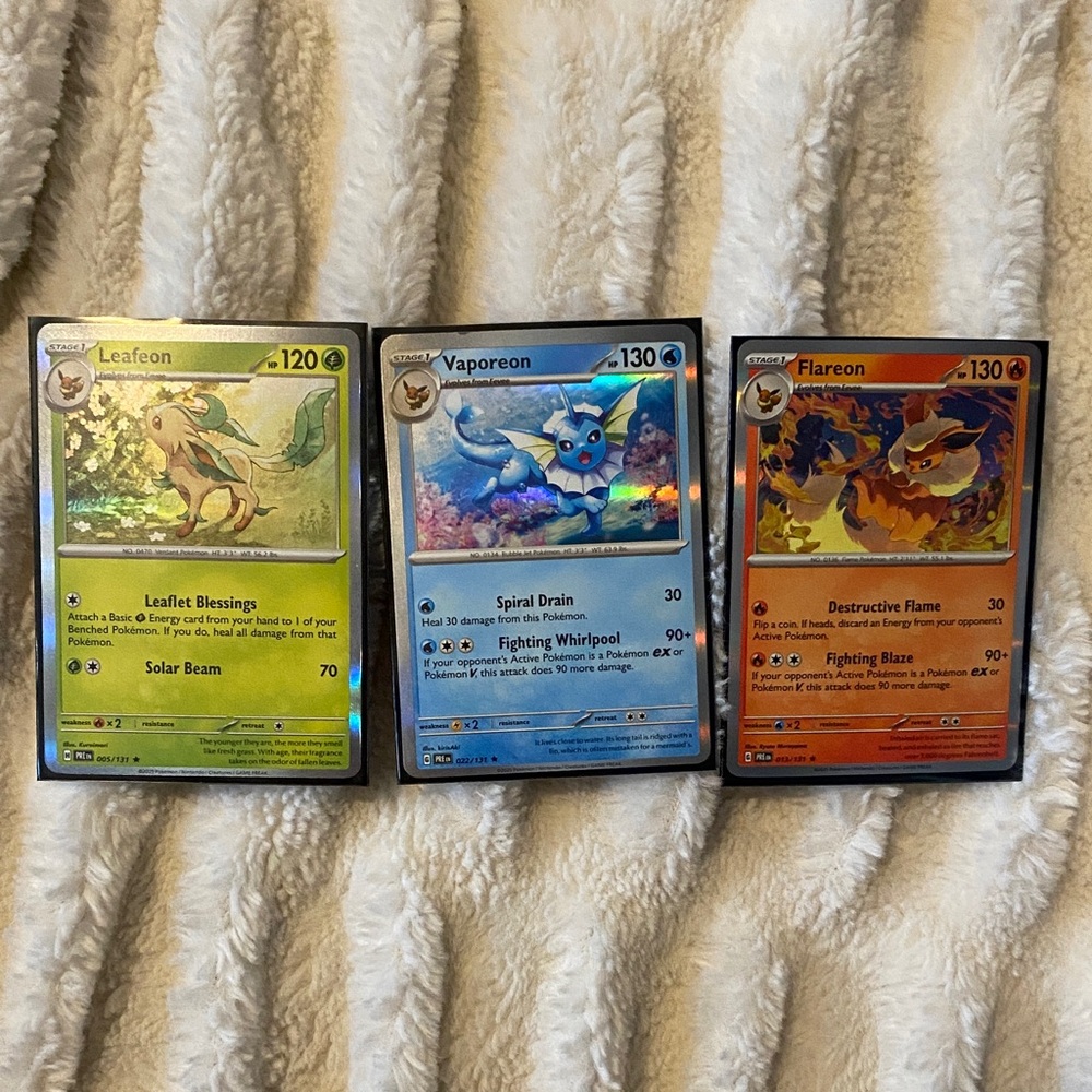 Pokémon Prismatic Evolutions 3 Pack: Flareon, Vaporeon, Leafeon